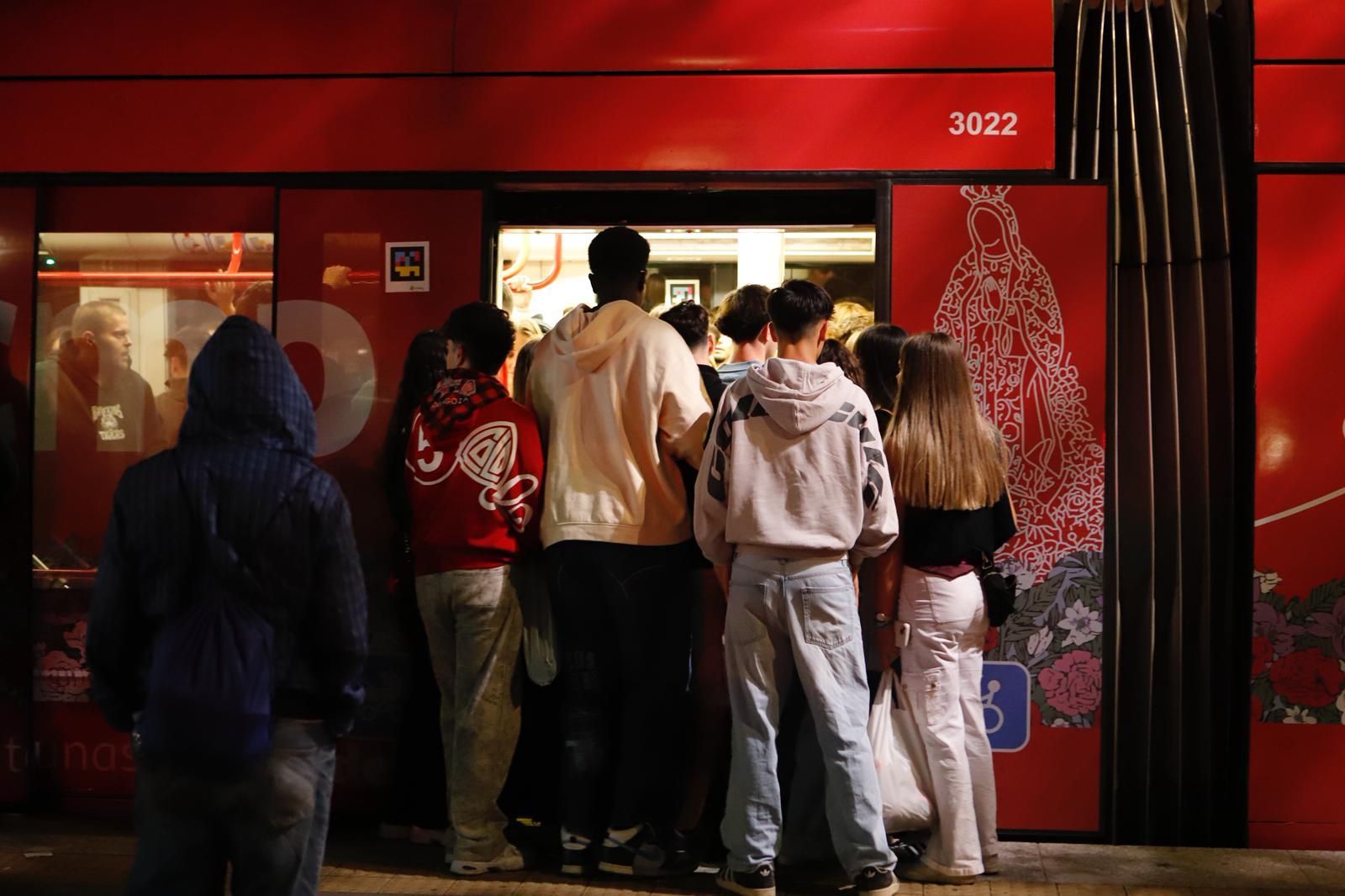 EN IMÁGENES | Largas filas en las paradas de tranvía en las primeras horas de huelga