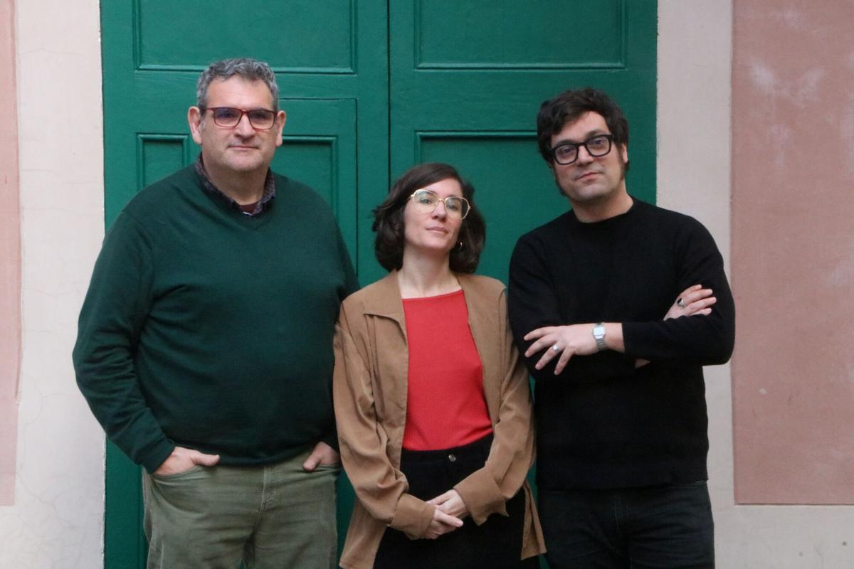 Jordi Puntí, Irene Pujadas y Miqui Otero posan antes de las presentación de 'Sembla mentida'