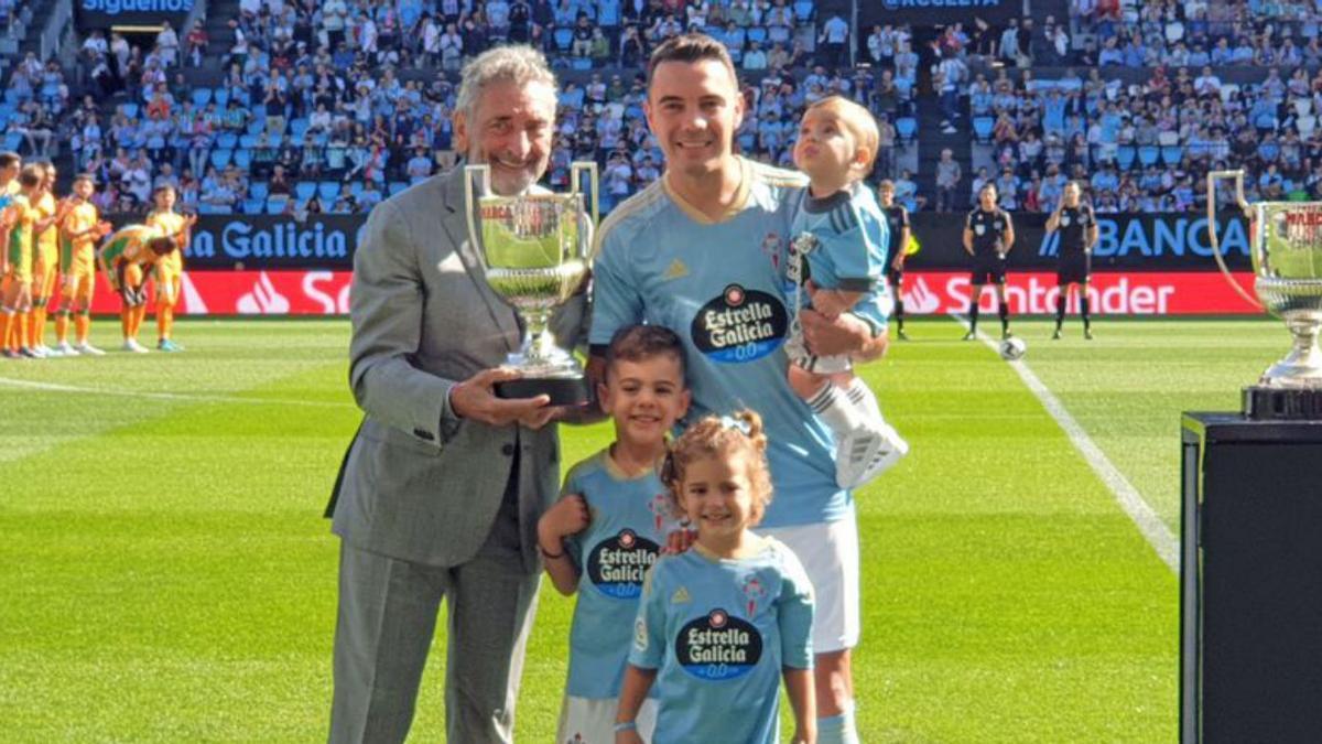 Aspas lució su cuarto Trofeo ZarraEl Celta aprovechó el duelo contra el Betis para rendir un homenaje a Iago Aspas con motivo de su cuarto Trofeo Zarra, que el goleador moañés recibió esta semana. Antes del partido, Iago posó con este nuevo galardón con sus tres hijos (Thiago, Mía y Aleix) y el presidente celeste, Carlos  Mouriño. | MARTA G. BREA