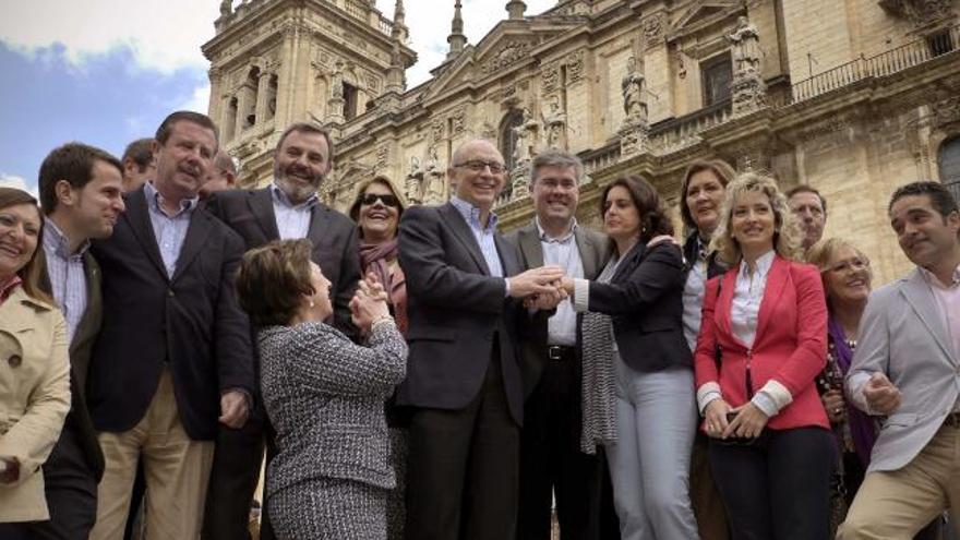 Cristóbal Montoro, en el centro, junto a la edil de Jaén Cristina Nestares, que bromea pidiendo financiación de rodillas.