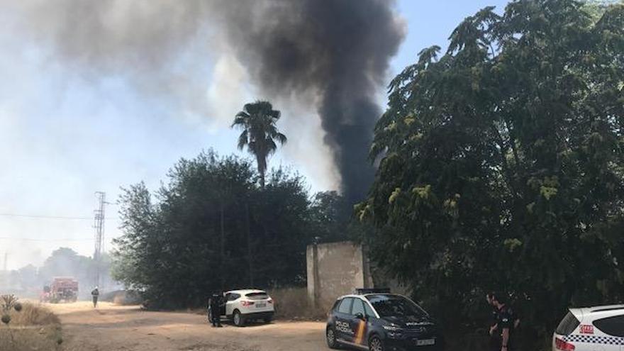 Arden dos chabolas en el incendio de un solar en la avenida de Cádiz