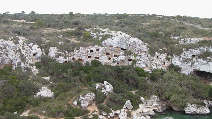 Necrópolis prehistórica muy emblemática y espectacular, tanto por el entorno natural donde se ubica como por la gran cantidad de tumbas que presenta. Se trata de un conjunto de cavidades excavadas en la roca de las paredes de los barrancos y de la costa (unas 90 aproximadamente), que las comunidades utilizaron para enterrar a sus muertos. Se han constatado varios tipos de cuevas. Dicha necrópolis se usó durante casi unos 1000 años, entre el siglo XI a. C y ya hasta entrado el proceso de romanización.