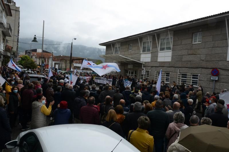 Banderas de Galicia a la llegada a la Casa do Mar.   | G.N.