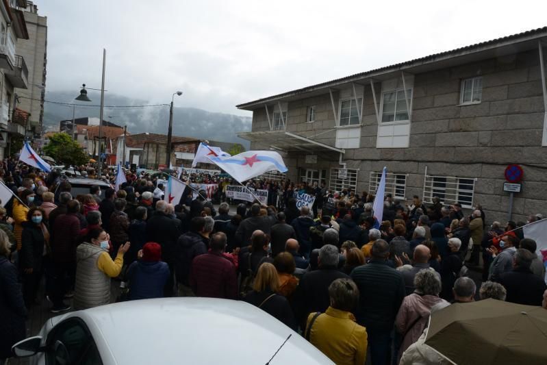 Banderas de Galicia a la llegada a la Casa do Mar. | G.N.