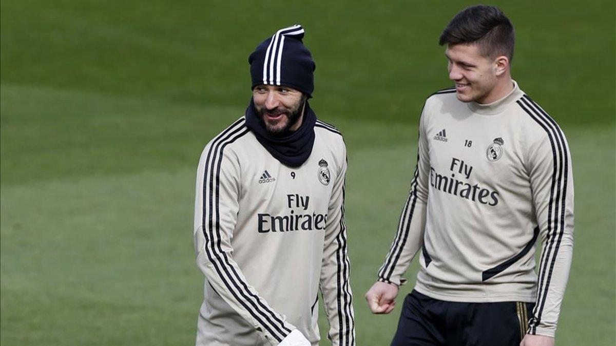 Luka Jovic tiene la dura competencia de Karim Benzema en el Real Madrid