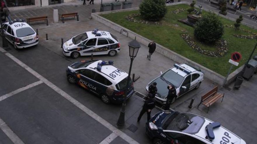 Coches de la Policía Nacional en los juzgados.