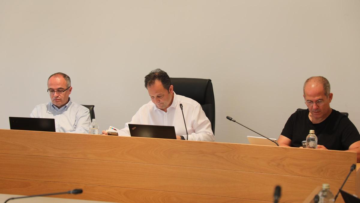 El secretario, el presidente del Consell y el interventor en el pleno de junio