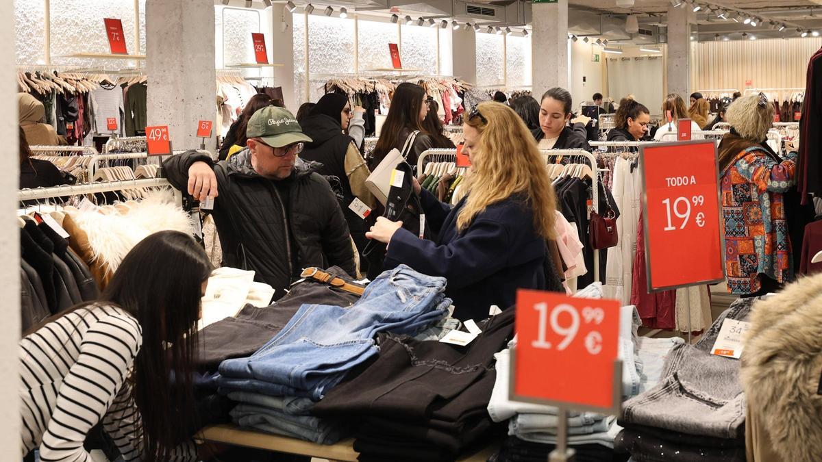 Mira aquí todas las fotos del primer día de rebajas en Ibiza