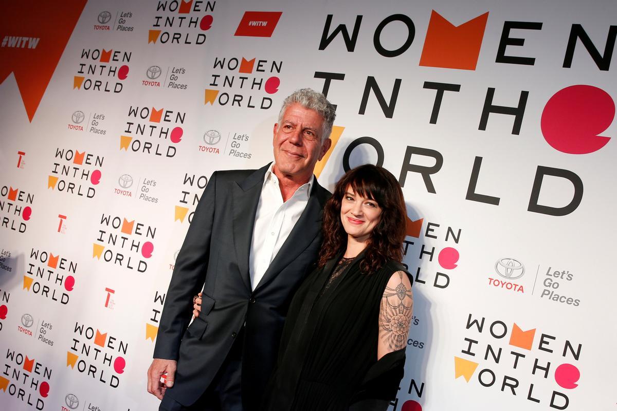 El cocinero Anthony Bourdain junto a Asia Argento.