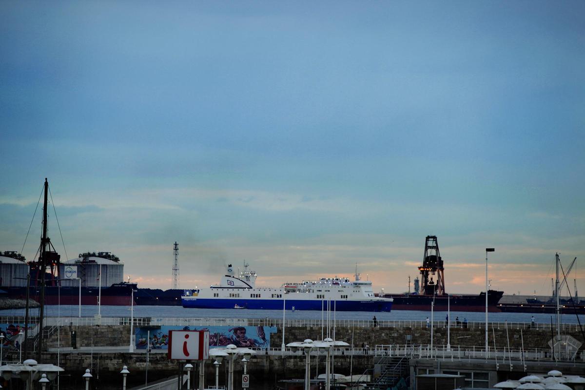El barco que prestó el servicio de la autopista del mar entre 2010 y 2014, zarpando de El Musel.