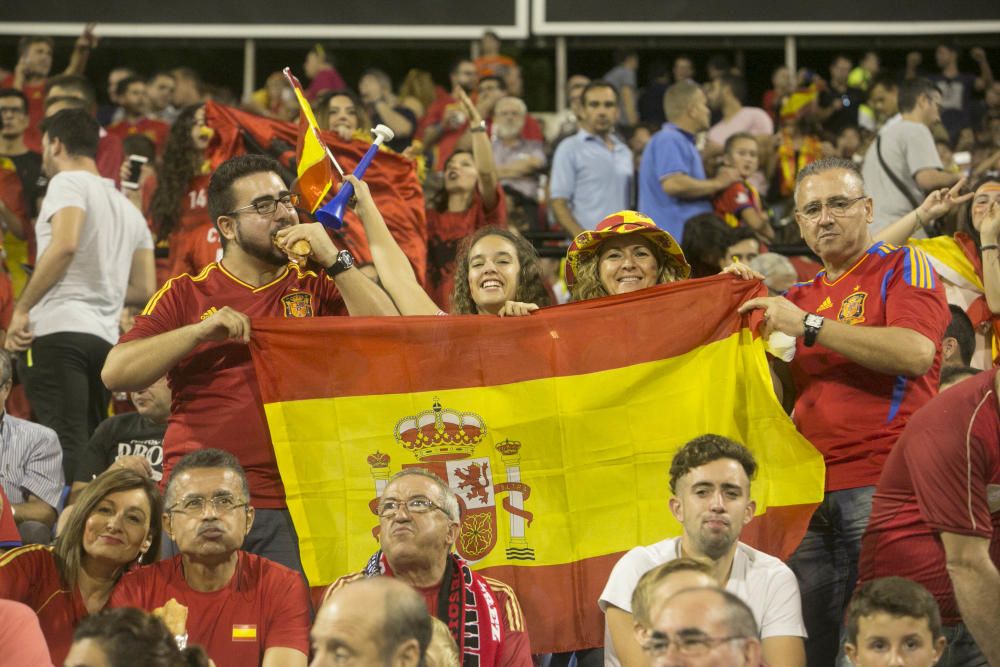 Miles de aficionados no han querido perderse el partido de la Roja