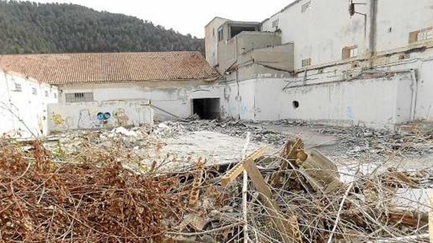 Vista general d&#039;una de les naus de la fàbrica Clarassó, amb la teulada totalment esfondrada