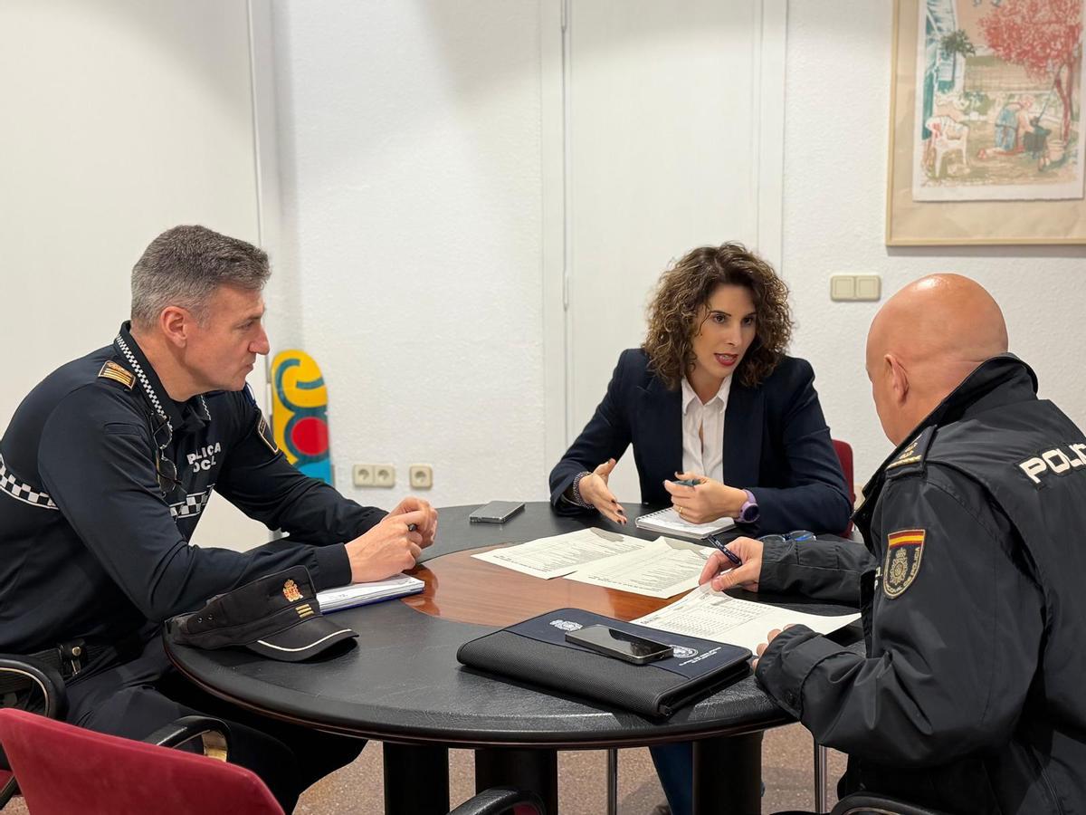 La alcaldesa, Cristina Mora, en la reunión de seguimiento con la Policía Nacional y la Policía Local de Quart de Poblet