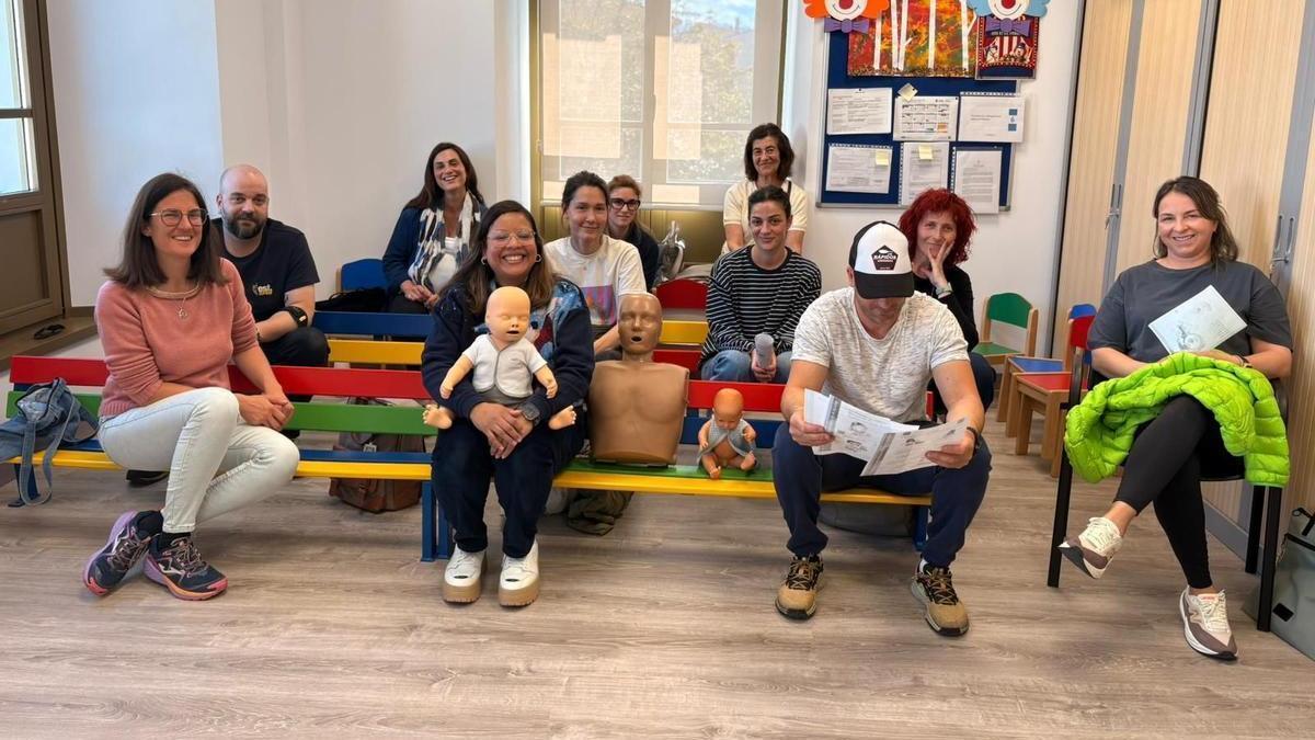 Familias durante el curso de RCP.