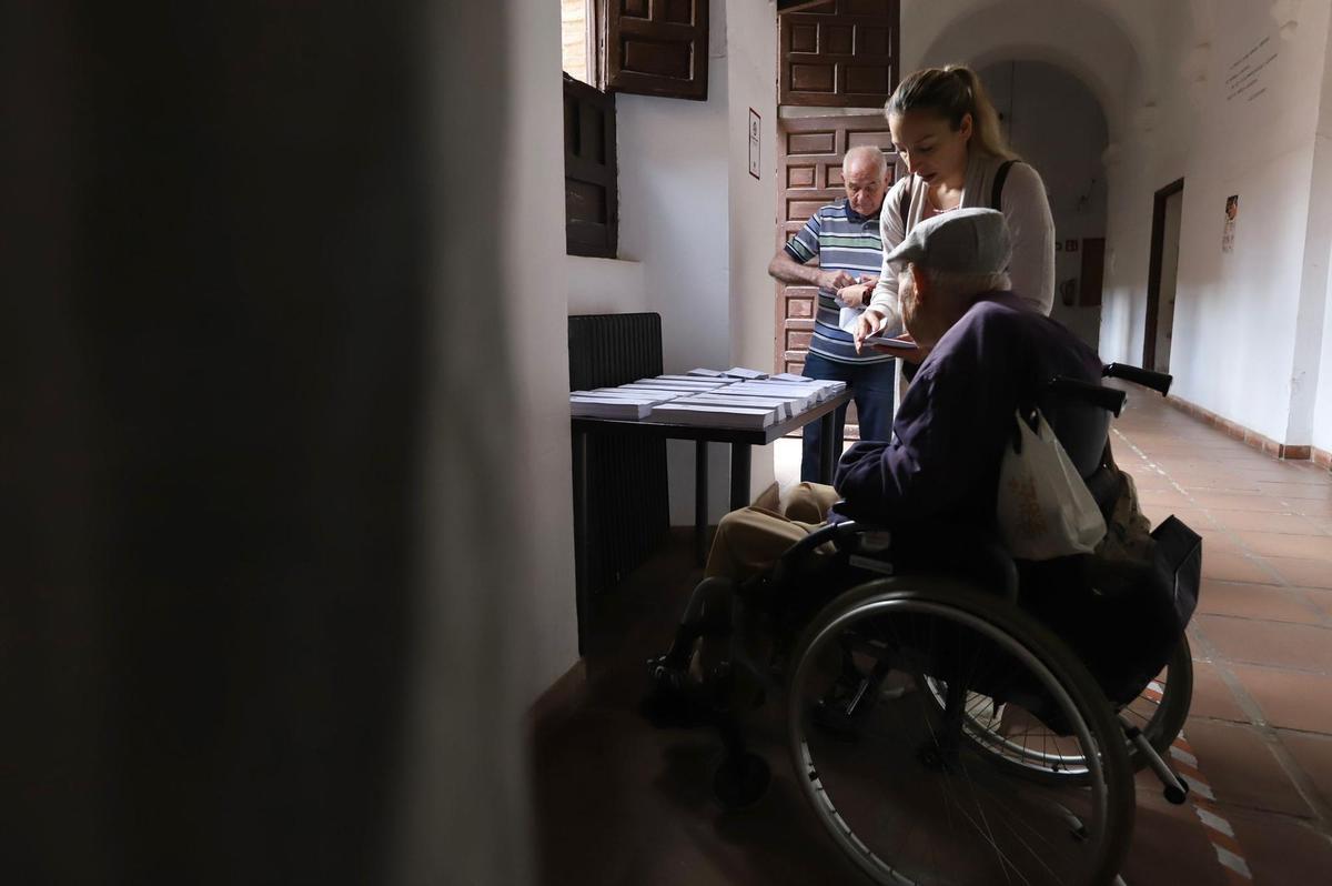 Un hombre en silla de ruedas vota en Córdoba capital.