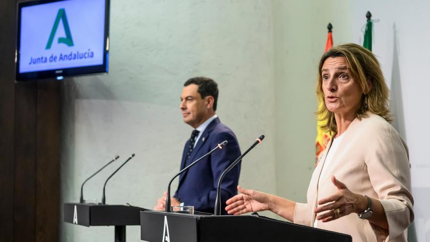 El presidente de la Junta de Andalucía, Juanma Moreno (i), y la vicepresidenta tercera del Gobierno y ministra para Transición Ecológica y el Reto Demográfico, Teresa Ribera (d), tras la reunión que mantuvieron el pasado martes en el Palacio de San Telmo, en Sevilla. EFE/ Raúl Caro