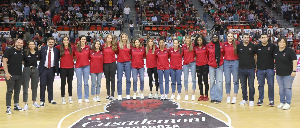 La plantilla del Casademont femenino, homenajeada al término de la temporada.