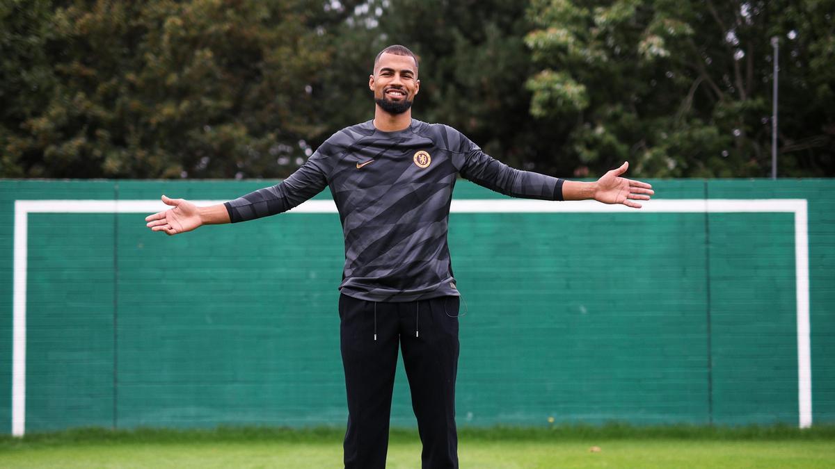 Robert Sánchez, en un campo de entrenamiento de la entidad londinense tras su firma.