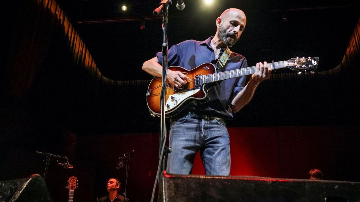 Josele Santiago, en un concierto.   | // ÓSCAR CARRIQUÍ