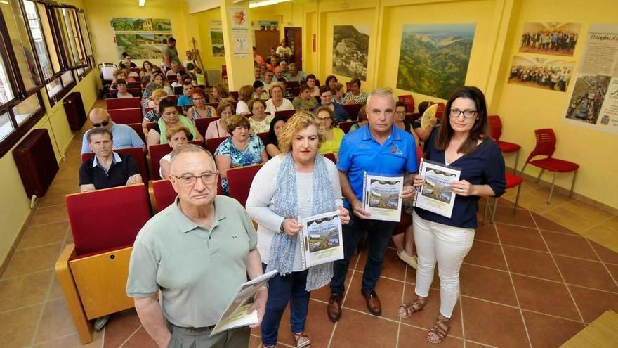 Por la izquierda, José Luis Cabo, cronista oficial de Riosa; la alcaldesa, Ana Díaz, y los concejales Honorino Ruiz (Foro Asturias) y Laura Cabo (IU, edil de Cultura), en la presentación, con numeroso público detrás.