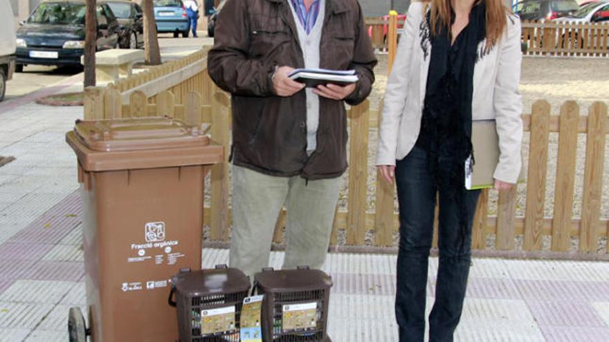 El regidor Celestino Lillo i la tècnica Lara Salmeron en la presentació.