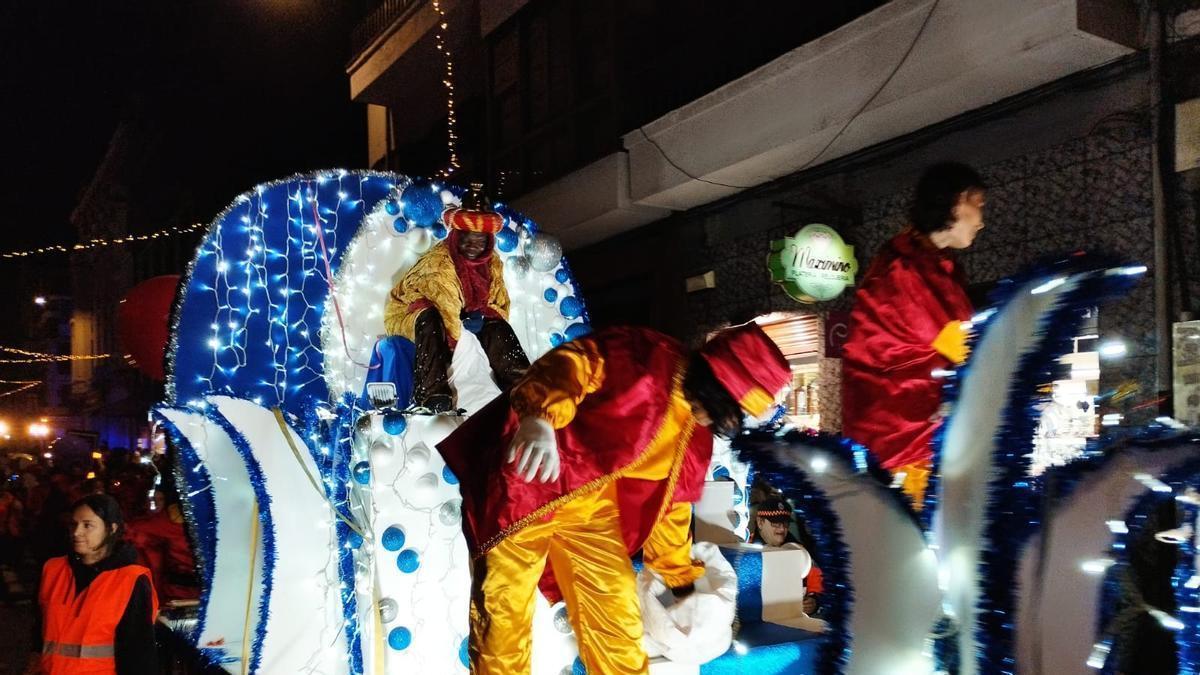 Baltasar, en su carroza por las calles de Langreo.