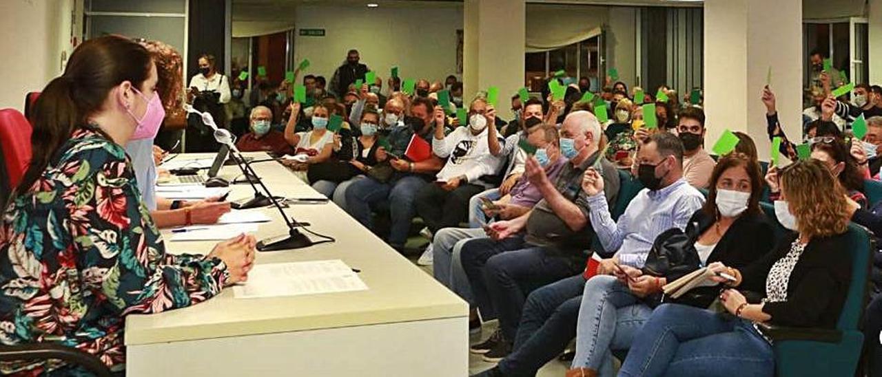 Votación en la asamblea de apertura de ejercicio, ayer. |