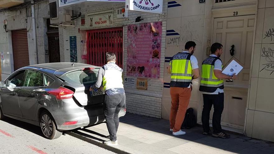 La Policía en el portal del inmueble donde estaba el piso en el que prostituían a las mujeres.