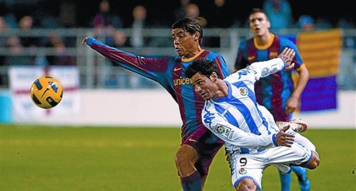 Dos Santos i Guerra lluiten per una pilota durant el partit d’ahir.