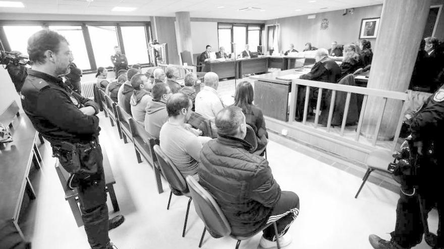 Los 18 procesados y los traductores en la primera jornada del juicio en Vigo.