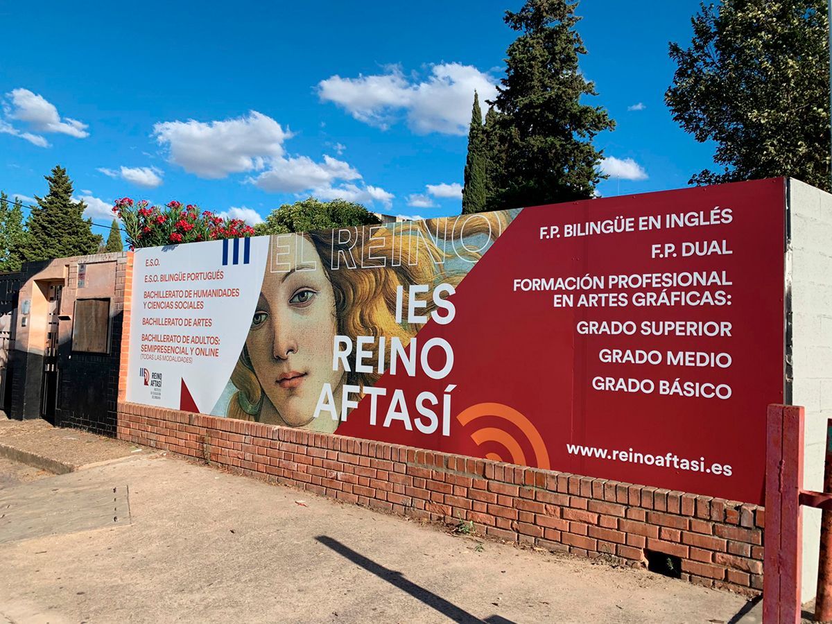Uno de los accesos al instituto Reino Aftasí de Badajoz.