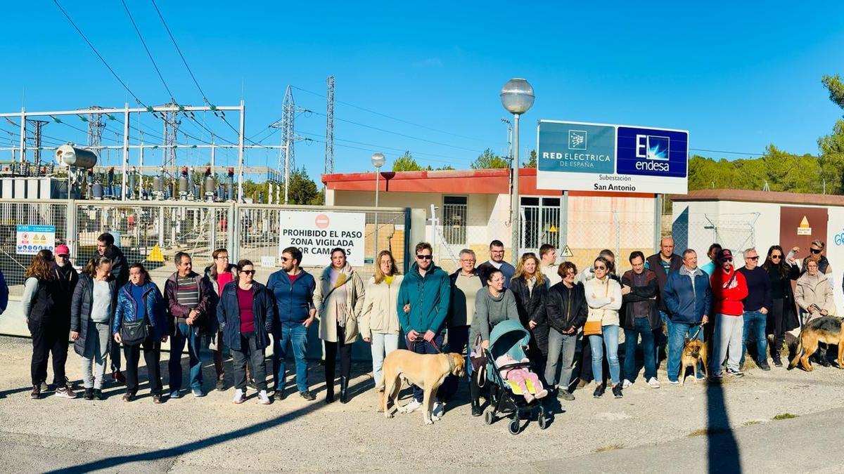 Los vecinos de Benimussa frente a la subestación eléctrica.