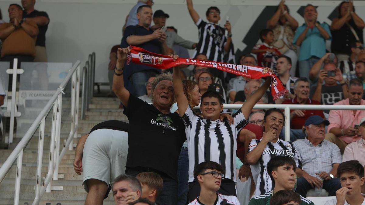 Aficionados albinegros en el Cartagonova
