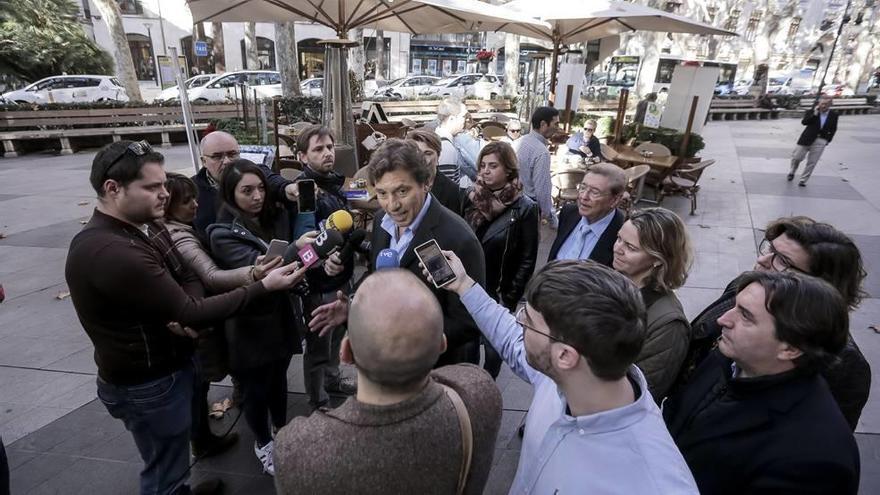 Los exalcaldes Cirer y Fageda acompañaron a Isern en el acto de apoyo a las terrazas del Passeig des Born.