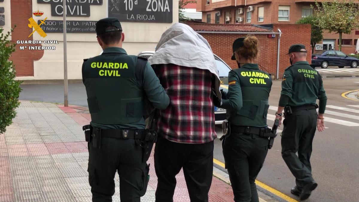 El detenido por el asesinato del menor de nueve años de Lardero (La Rioja), acompañado de varios guardias civiles.