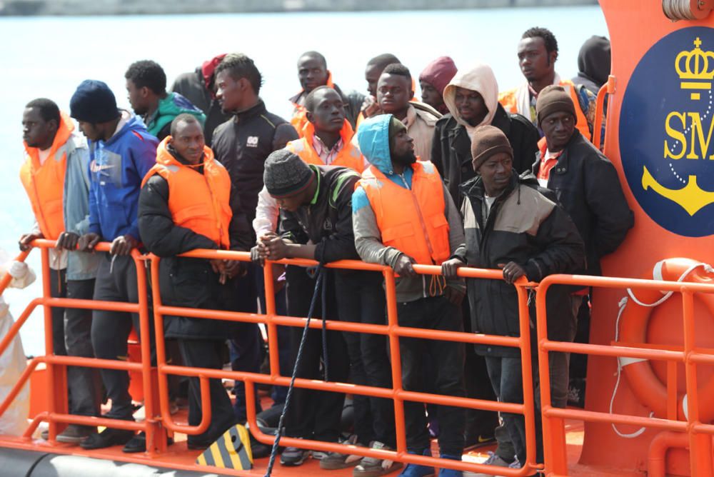 Trasladan al puerto de Málaga a 54 inmigrantes de una patera