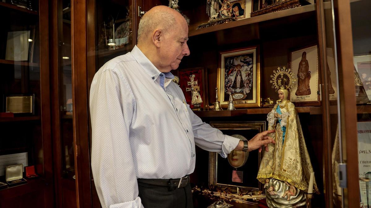 El investigador Joan Castaño junto a una imagen en miniatura de la Virgen de la Asunción