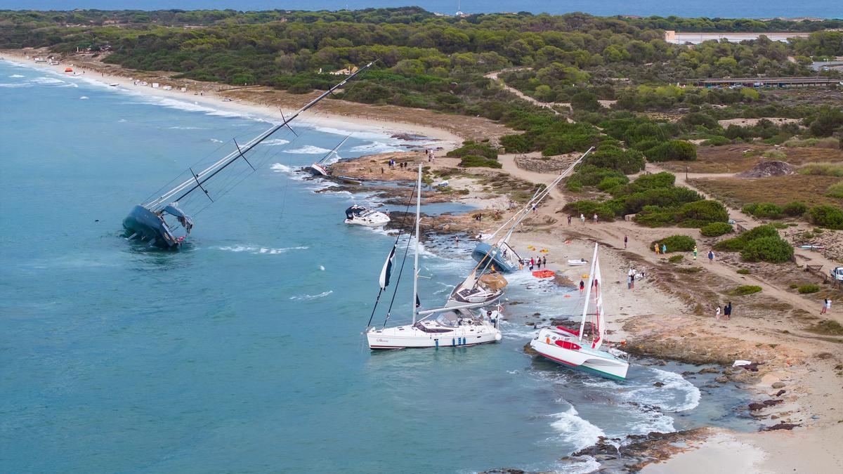 Varios veleros varados en el área de Sa Sequi, en el Parque Natural de ses Salines, en Formentera