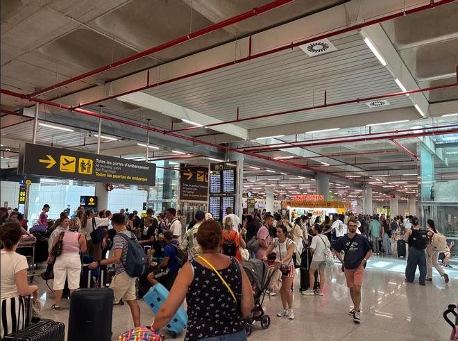 El aeropuerto de Palma, abarrotado por el eclipse: "En el hotel nos dijeron que llegásemos cinco horas antes"
