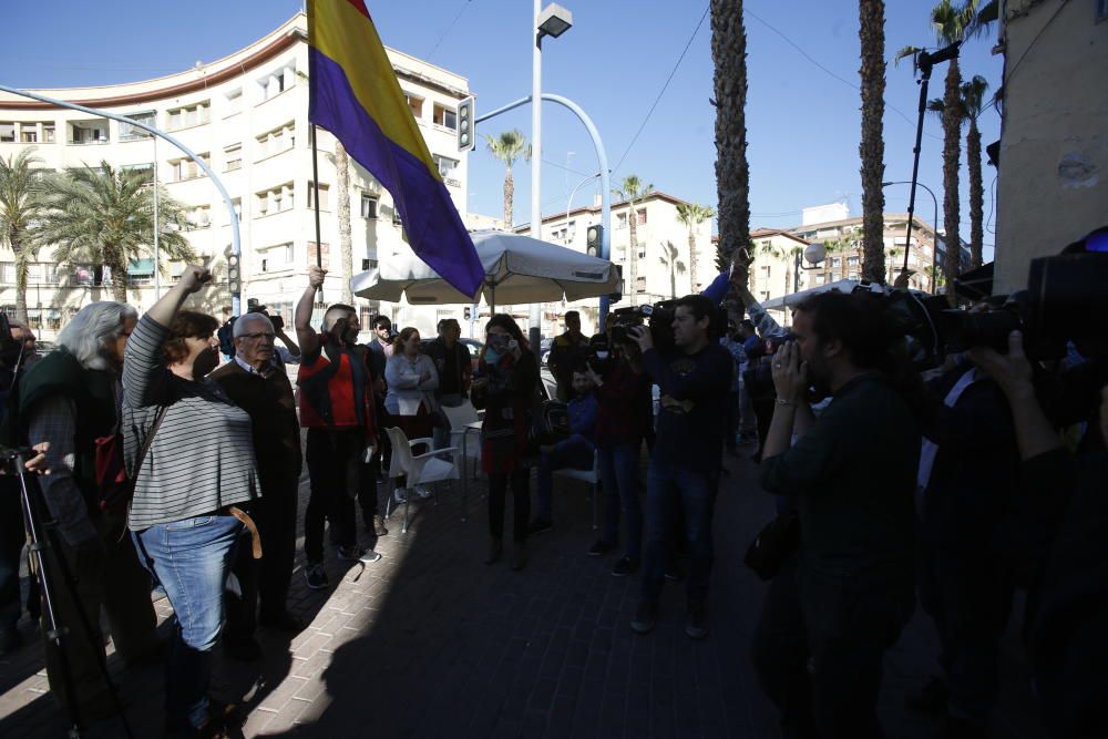 Vecinos con una bandera republicana mientras reponen la placa de la Plaza de la División Azul