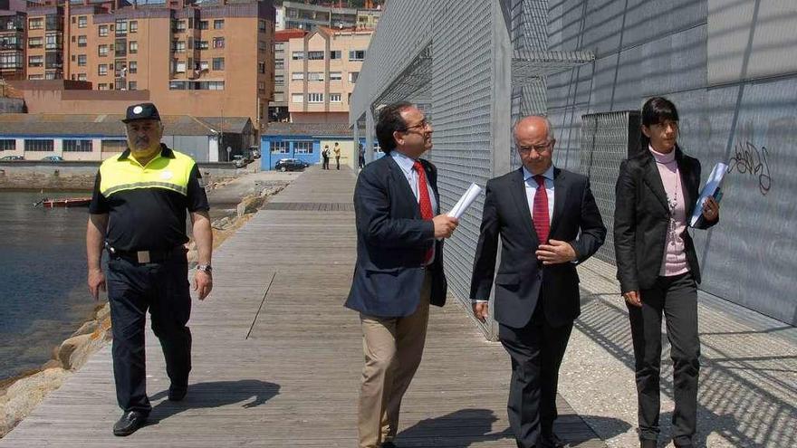 Sotelo con el presidente de Portos de Galicia, visitando las casetas de los marineros. // Gonzalo Núñez