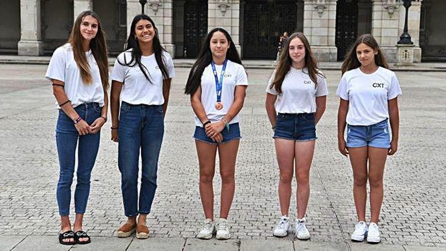 Las integrantes del Clube Ximnasia Tempo Ana Sánchez, Alicia Sadia, Nadia Albacete, Rocío Amor y Paula López, en María Pita.