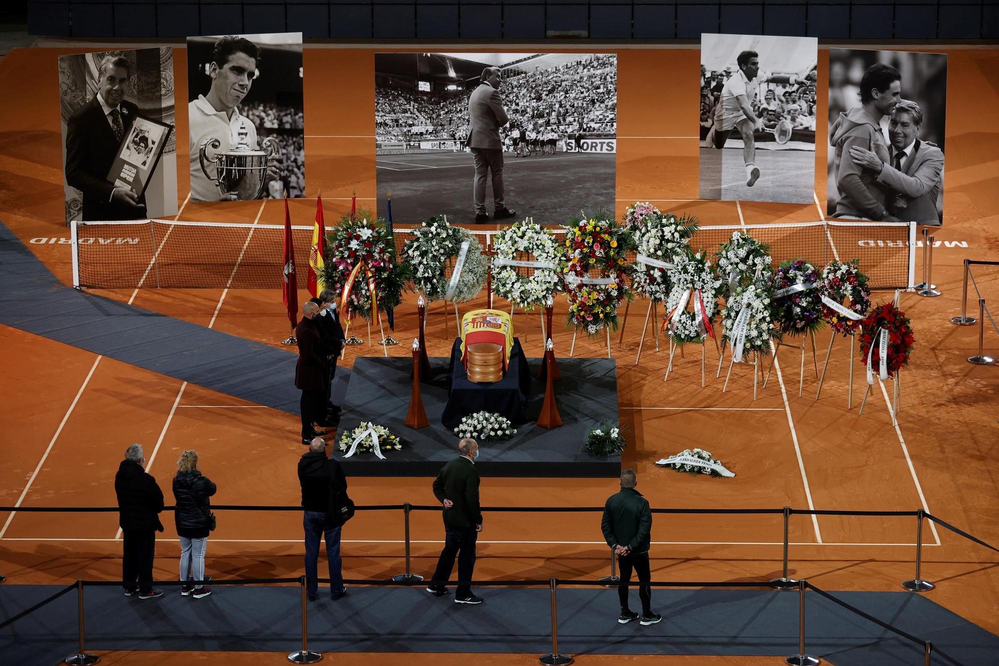 Capilla ardiente de Manolo Santana en la Caja Mágica