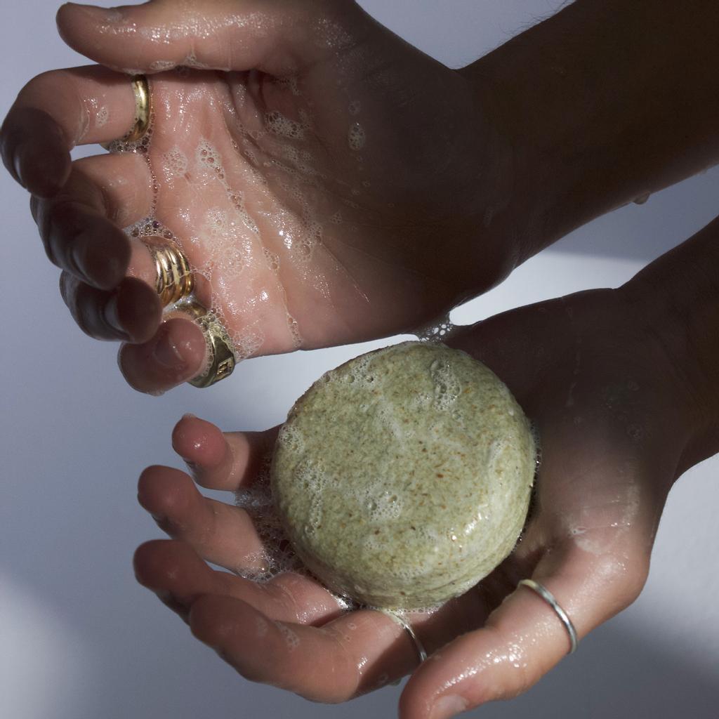 El champú sólido es perfecto para viajeros.