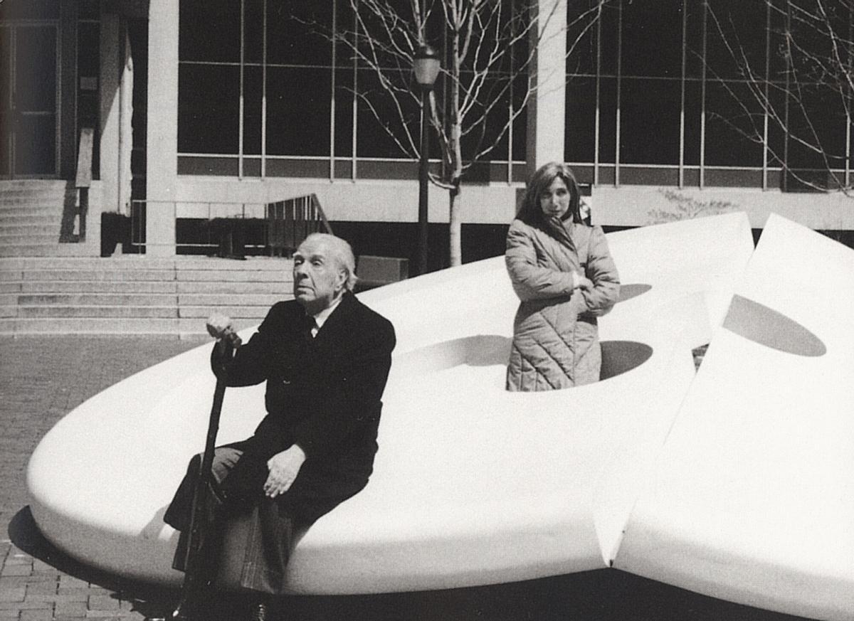 LIBROSBORGES Y MARIA KODAMA CON UNA ESCULTURA DE CLAES OLDENBURG EN FILADELFIA 1984. JORGE LUIS BORGES CON SU ESPOSA MARIA KODAMA _ PUBLICADA EPC  LIBROS 03/02/2005 P 4