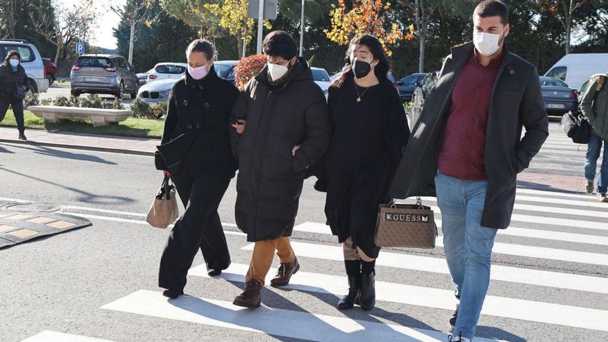 Elisa García Grandes (tercera por la izquierda) llega al tanatorio acompañada por familiares y amigos.
