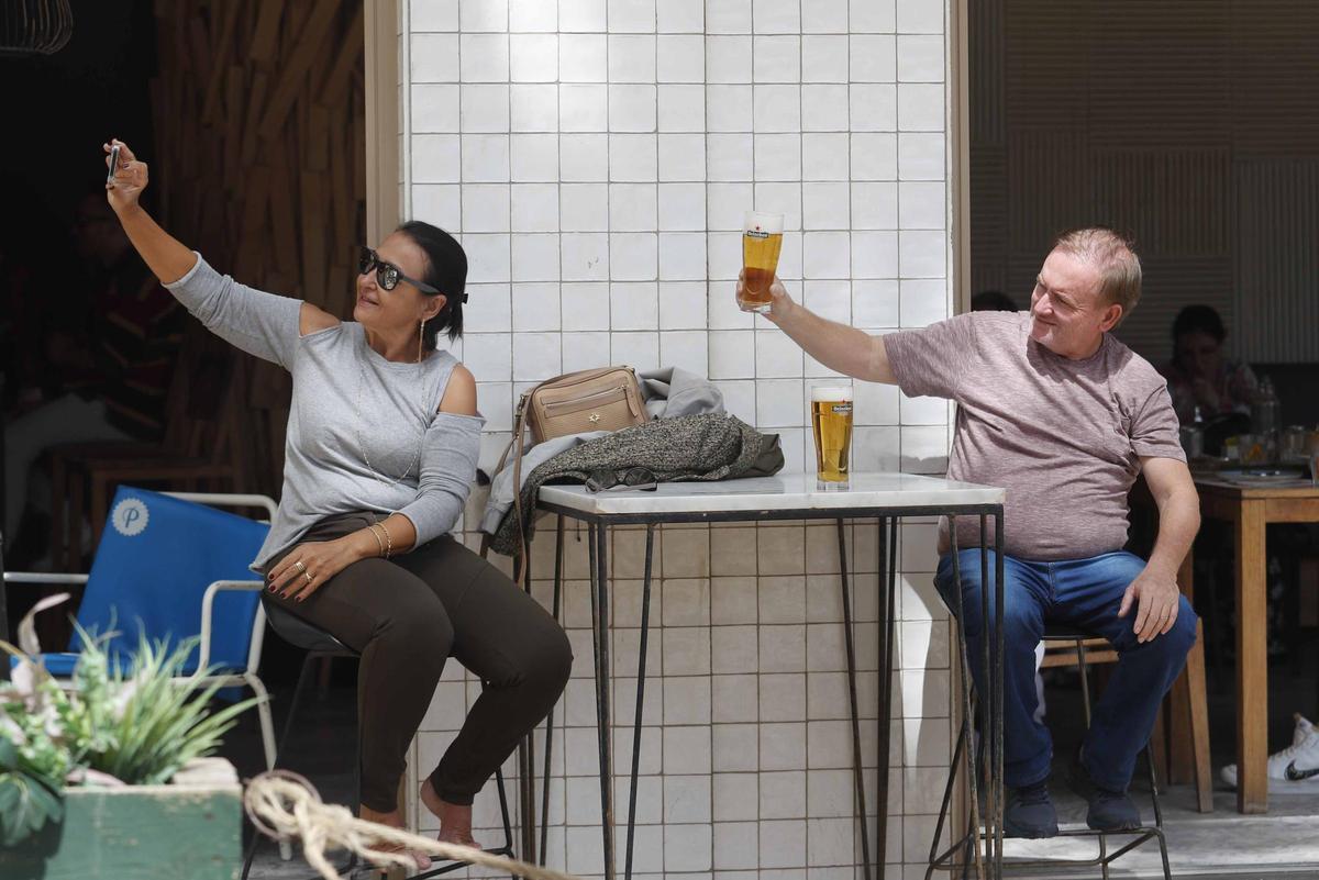 Dos turistas extranjeros en un establecimiento hostelero, en imagen de archivo.