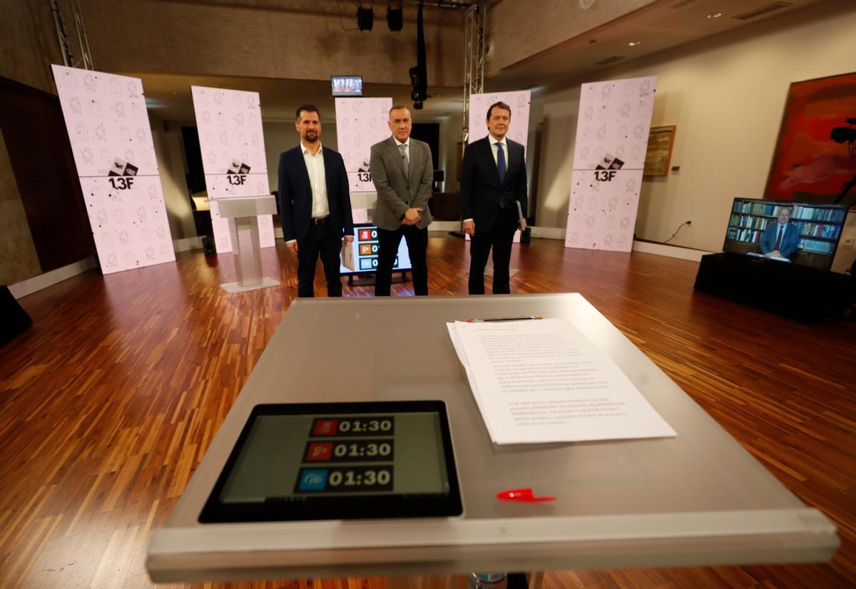 El candidato del Partido Popular a la presidencia de Castilla y León, Alfonso Fernández Mañueco, junto al candidato del PSOE, Luis Tudanca, y el moderador del debate.