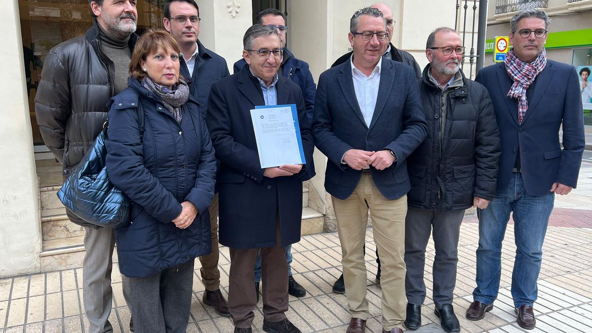 Los representantes del PP provincial, frente a la Casa de las Brujas.