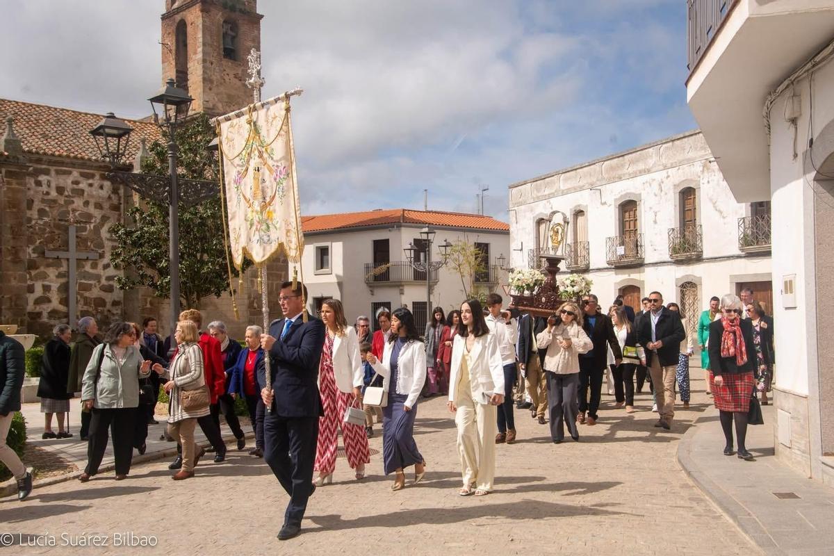 Las mozas de Villanueva del Duque, con la Virgen de Guía.